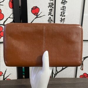 TODS Made in Italy Classic Tan Zip-Around Leather Wallet
